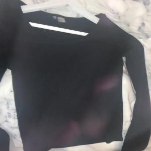 Svart långärmad t-shirt - Säljer nu min svarta långärmade tröja! Då den inte kommer till användning längre använd 1-2 gånger då den varit för tajt på mig! Inget fel på den! Skriv för fler bilder eller frågor! Pris kan alltid diskuteras