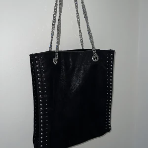 Väska - En lite störa väska från zara. Shopping bag/tote bag. Finns dragkedja så man kan stängd väskan och även ett litet mindre fack i väskan som går att stänga. Den är i väldigt  gott skick. 