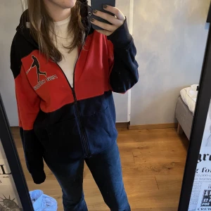 Zip Hoodie  - En zip Hoodie som jag köpt på beyond retro i Göteborg. Jag har ändast använt den en gång och den är i superfint skick. Hör av dig om du är intresserad. Köparen står för frakt:)