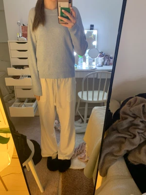 Stickad tröja  - Stickad tröja i en suuuper fin blå färg från Vero Moda storlek S💓💓