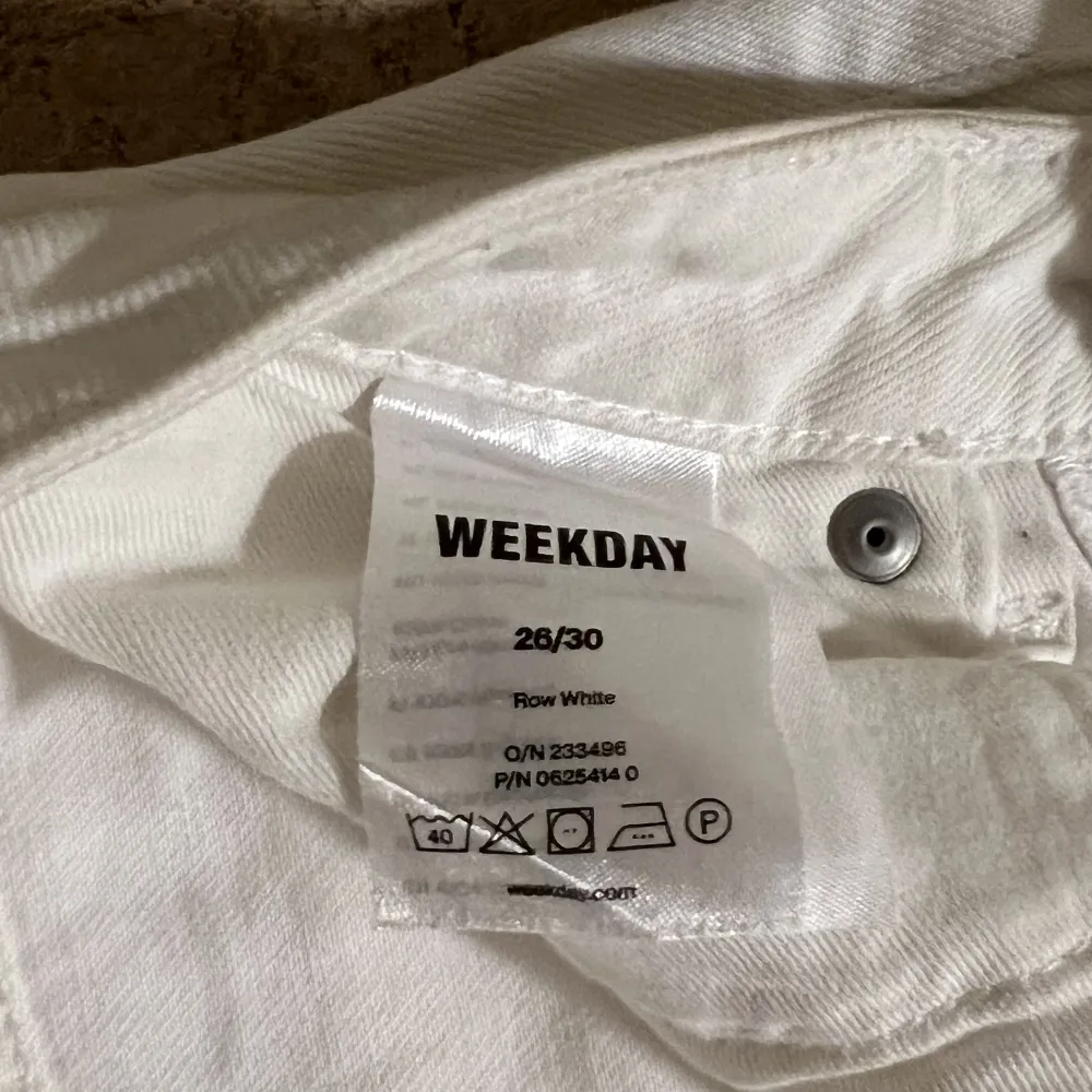 Jag säljer ett par vita weekday jeans i modellen ROW! De är i storlek 26/30 och är i fint skick!  Hör av er om ni har frågor och vad ni kan tänka er för pris, från 149 kr.  (Köparen står för frakt själv). Jeans & Byxor.
