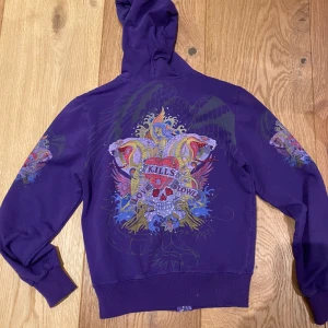 Ed Hardy tröja - Säljer min favvo tröja eftersom jag behöver pengar! Den är i jättebra skick❤️storlek M och köpt på humana 