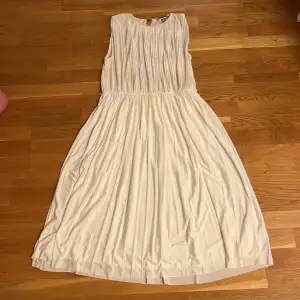 En fin vit sommar klänning från h&m i storlek M💕 