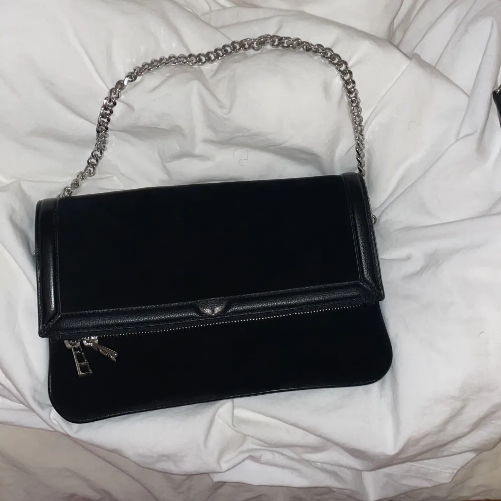 Jätte fin svart Zadig väska i modelen noir/unique novel grained leather. Ordinarie priset är runt 4000kr säljer för 3000kr dustbag ingår (finns ett längre band till). Priset kan diskuteras💞. Väskor.