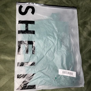 En ganska öppen kjol/klänning - Gillar du att visa hud ? Då är denna för dig ! Vet ej riktigt vad det är men en ganska så öppen kjol/klänning från SHEIN, helt ny