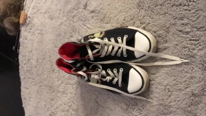 Converse - Supercoola converse all star med ACDC. Snabbtvätt med ackton på gummit med kan behöva en uppfräschning. Jättecoola 