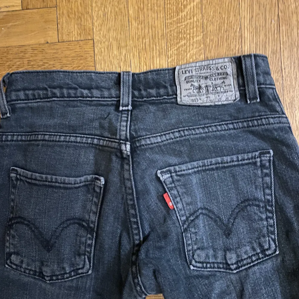 Ett par Levis jeans köpta second hand! Säljer för att de är för små, jag är 160💗 Kontakta för mer exakta mått på jeansen . Jeans & Byxor.