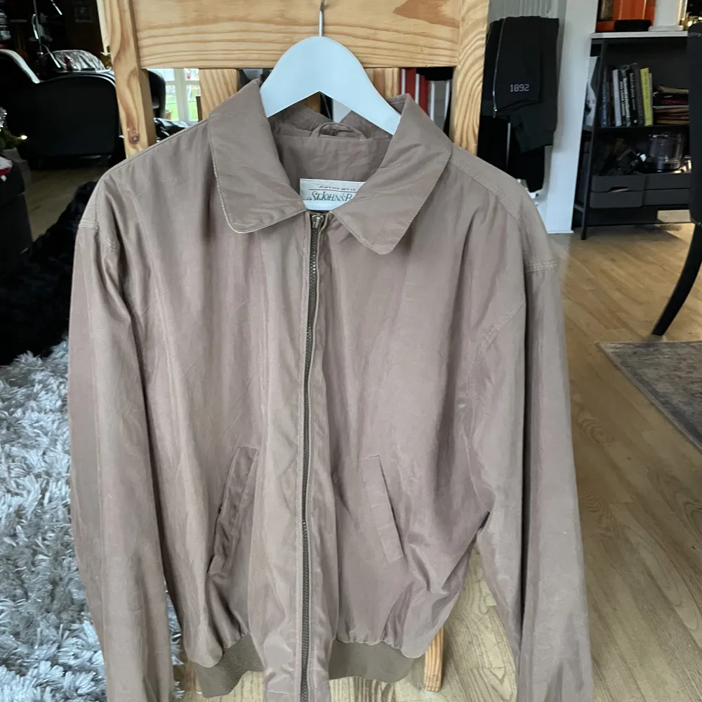 Vintage beige st johns jacka. Köpt second hand och den är i perfekt skick. Sjukt skön och snygg oversize passform. Dma vid frågor angående pris eller ngt annat:). Jackor.