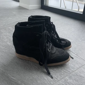 Skor - Säljer dessa kilklacks-sneakers köpta på raglady men endast använda en gång💞Jättefina och i superbra skick! Pris kan diskuteras💞