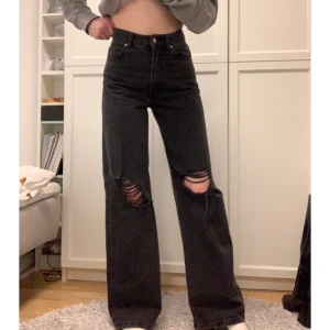 Ripped Jeans - Använt ett fåtal gånger. Strl XS/34