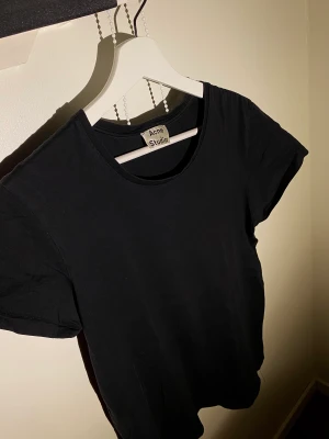 Acne Studios T-shirt  - Hej, säljer min boxy basic svart t-shirt från Acne Studios. Den är i använt skick men inga defekter. Storlek small och True To Size. Nypris runt 1500kr, men mitt pris är inte hugget i sten. Hör av dig vid frågor. 
