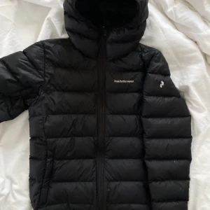 Peak performance jacka  - Säljer denna jacka då jag har köpt en ny och denna inte kommer till användning längre. Den är i fint skick och det finns ingen defekt på den☺️den är använd och därmed det billiga priset💕