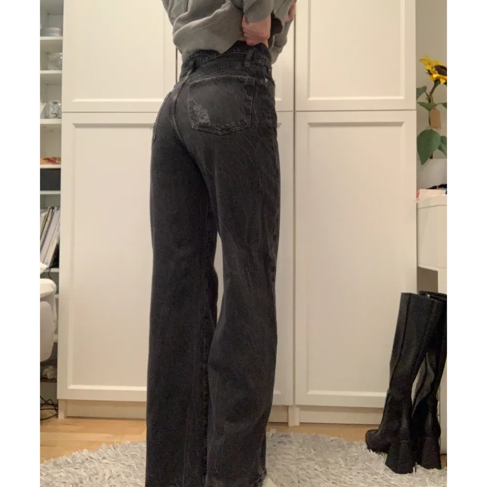 Svarta/ gråaktiga jeans från Gina Tricot. Fint skick! Strl XS/34. Jeans & Byxor.