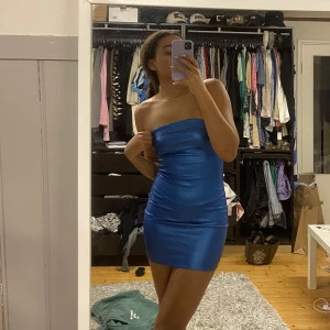 Pull&bear metallic klänning  - Nu me lappen kvar i  S, glömde skicka tillbaka🙌🏽
