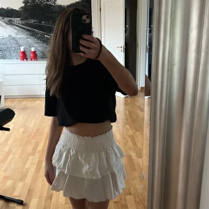 Vit kjol - Vit helt oanvänd kjol. Köper pga var en annan vit kjol och då kommer inte denna till användning.