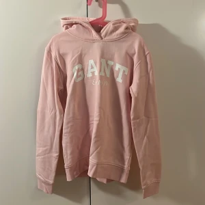Gant Hoodie - En fin Gant hoodie i färgen ljusrosa. Jag uppfattar den som något mindre i storleken.