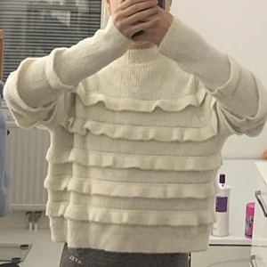 Stickad tröja na-kd - Stickad tröja med volanger från na-kd! Strl s💕 fluffig & sååå mjuk & skön! Inga defekter elr fläckar 🥰modellen är 175 cm lång!