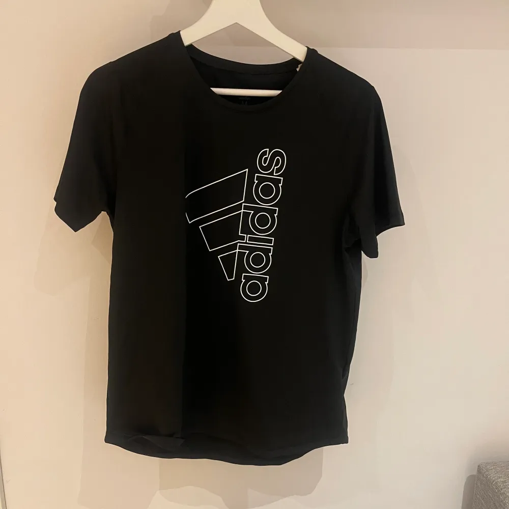 Adidas T-shirt som inte kommit så mycket till användning. Färgen är svart och storleken är M. Nypris: 300kr.. T-shirts.