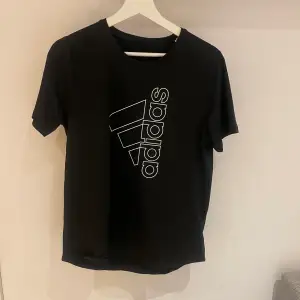 Adidas T-shirt som inte kommit så mycket till användning. Färgen är svart och storleken är M. Nypris: 300kr.