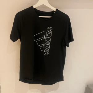 Adidas T-shirt - Adidas T-shirt som inte kommit så mycket till användning. Färgen är svart och storleken är M. Nypris: 300kr.