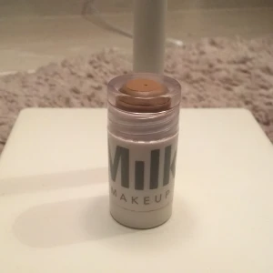 Milk bronzer - Jag säljer min milk bronzer för att färgen var för ljus för mig. Jag har använt den en gång. Den funkar jätte bra.