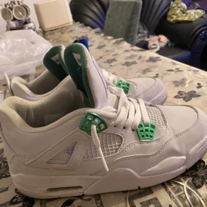 Jordan 4 metallic green - Använda 2-3 gånger men helt nya, i jättebra skick.