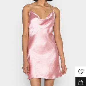 Superfin rosa klänning i satin från Gina tricot, endast använd 1 gång så den är som ny💓💓
