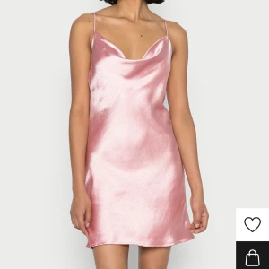 Rosa satinklänning - Superfin rosa klänning i satin från Gina tricot, endast använd 1 gång så den är som ny💓💓