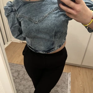 Jeans blus/tröja  - Säljer denna jeans blus/tröjan, har använt den ett par gånger men går inte till användning. Den är även i jättebra skick, har också dragkedja bakom på ryggen.💞Köparen står för frakt🫶🏼