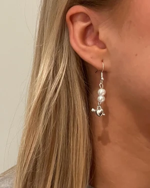 Pärlor med hjärta med pil - Modell 008!! Beställ här eller via Instagram @smycken.sth1m. Där uppdaterar vi även mer om laget,  information osv. 79kr/par + 15kr frakt