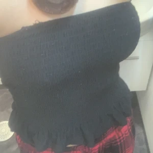 Svart tröja  - Hej! Vill sälja/byta ut den här för den e för liten o it min stil. Har it användit den så mykt typ 3 gånger inget mer. Frakt snackar vi om. Messa om du e intresserad ❤️❤️