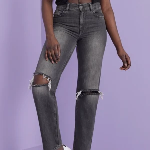 Nelly Jeans - Säljer dessa super snygga, varsamt använda, boyfriend jeansen från Nelly. Storlek 38/40. Frakten ligger på 54 kr och köpes via postnord appen.