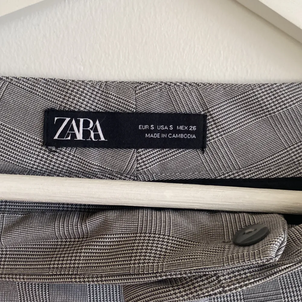 Jättesnygga lågmidjade rutiga kostymbyxor från Zara. Köpte dom här på Plick för ett tag sen men har aldrig kunnat använda dem. Köparen står för frakten✨. Jeans & Byxor.