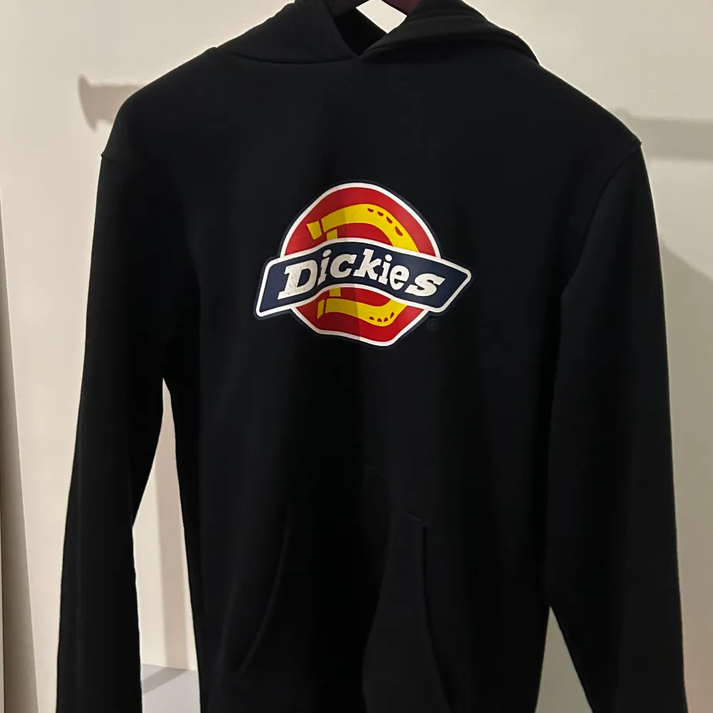 Säljer en svart Dickies hoodie i storlek small:) Ny pris: 750kr. Hoodies.