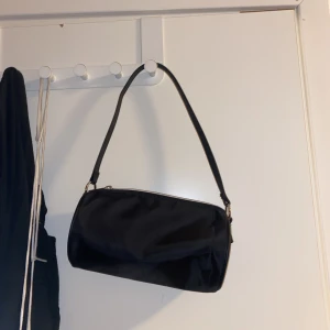 HM väska - Aldrig använd, helt ny skick. 21x11 cm. Ny pris 119 kr. Lägsta bud: 70