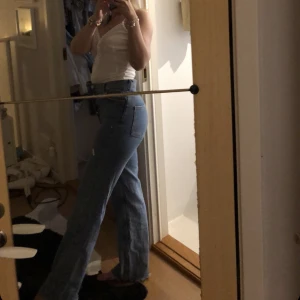 Raka jeans från zara - Säljer nu ett par raka jeans i mörk denim från zara i strl 34! Dessa passar även 36!☺️långa i benen på mig som är 171 cm men går även att klippa kortare då de har en avklippt effekt 🥰 INGA DEFEKTER☺️älskar dessa!
