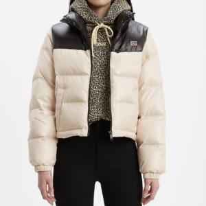 Vintage Levi’s Pufferjacka  - Jättefin Pufferjacka från Levi’s i dun. Inga skador, som ny! Går att reglera nertill så den blir tajtare eller kortare. 