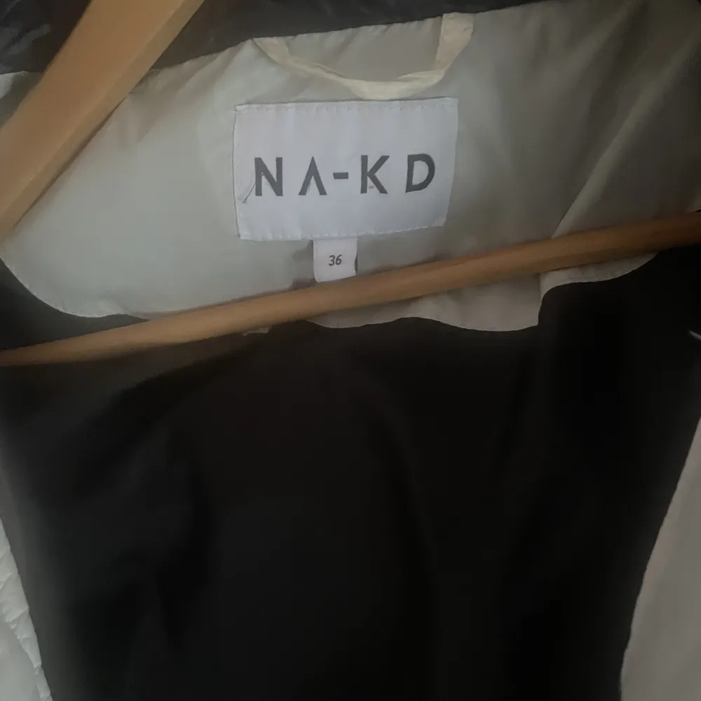 En varmare jacka från NAKD i stl 36! Använd typ 4 ggr men har mest hängt i garderoben!❤️. Jackor.