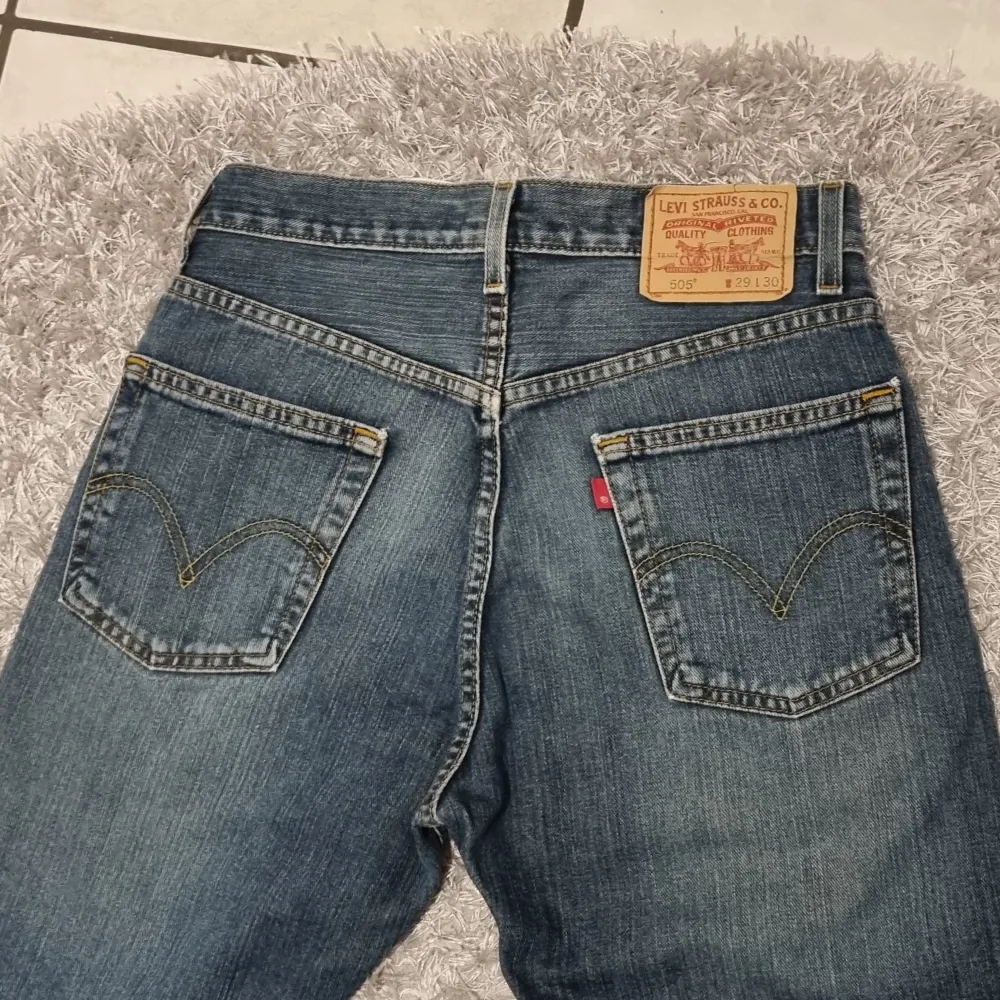 LEVIS jeans 505  Storlek W29 L30 RegulatFit raka ben  Mycket bra skick  Rökfri och djurfri hem . Jeans & Byxor.