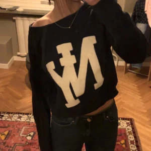 Sweatshirt - Blå sweatshirt i stl Xs, färgen stämmer bäst överens med andra bilden