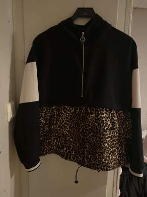 En tunn hoodie från Zara i träningsmaterial med vita ränder på ärmarna och leopard mönster längst ner. Storleken är L men sitter som en M tycker jag! Säljer pga kommer inte till användning. 