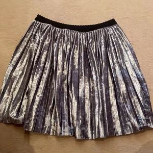 Silvrig kjol  - Säljer för att den är för liten  