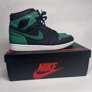 Jordan 1 High “Pine Green”  Nike style number: 555088-030 Release date: 02/29/2020 Storlek: 46 100% äkta kvitto fins.