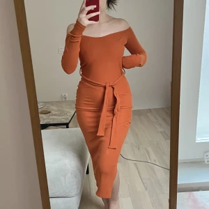 Klänning 60kr - Klänning från River Iland. Orange/brun färg 