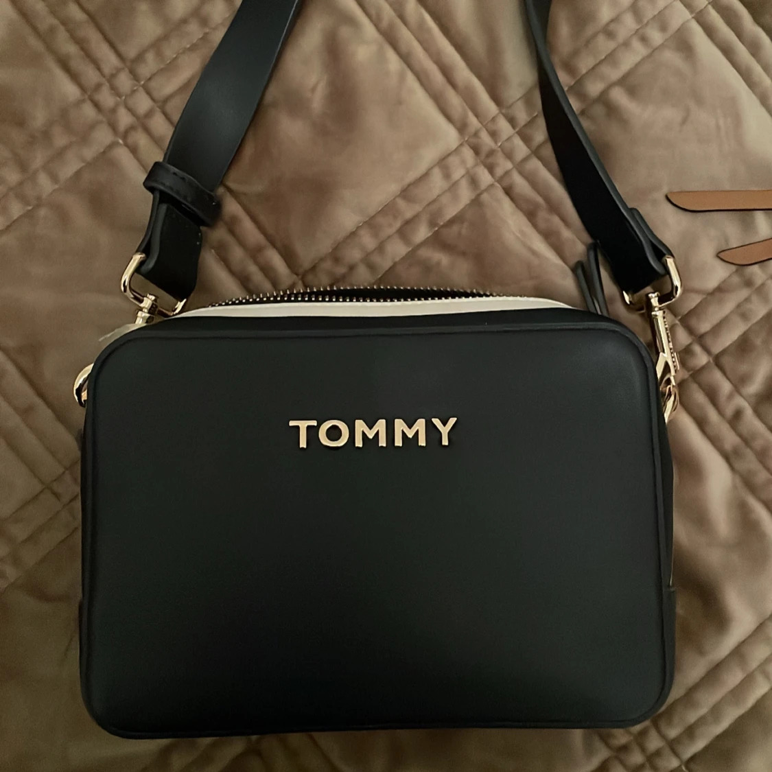 Äkta tommy hilfiger väska 