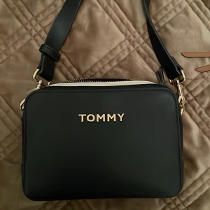 Äkta tommy hilfiger väska  - Äkta Använd ett par gånger.  Köpt för 800kr  Buda från 400kr