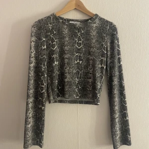 Tröja zara - Säljer denna tröjan från zara. Hör av er vid intresse🫶