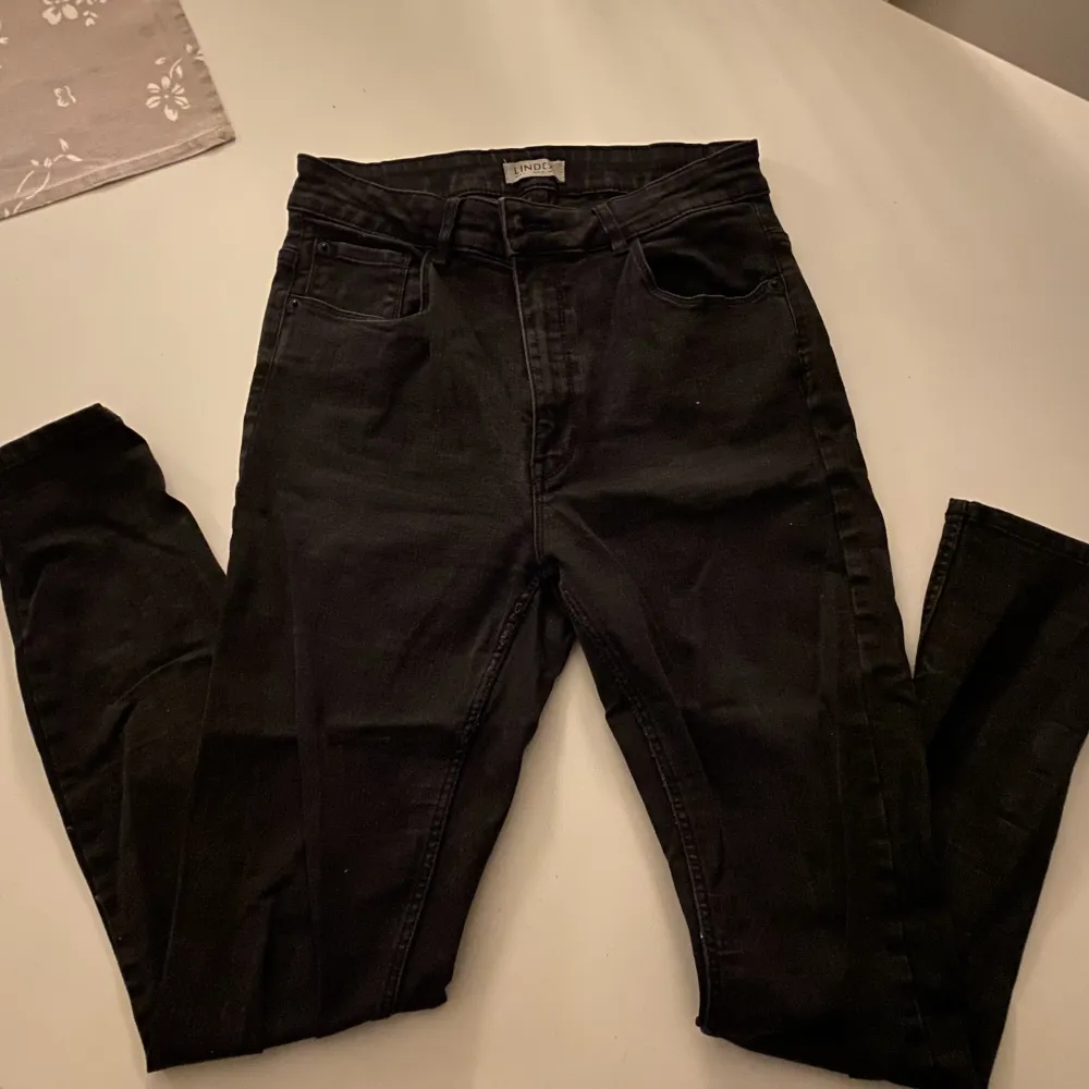 Detta är basic svarta jeans köpta från Lindex. Nypris är ungefär 300-400kr. Använda men i fint skick och passar alla tillfällen! Pris kan diskuteras!. Jeans & Byxor.