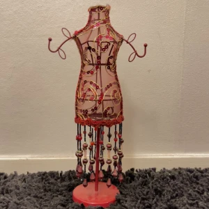 smyckeshållare - Röd färg av olika design, kan vara fint att ha på ringar halsband armband osv. 