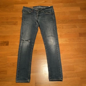 Dondup jeans - Storlek 32. Modell George skinny fit. Skriv om du har frågor eller bilder! Billigare vid snabb affär!